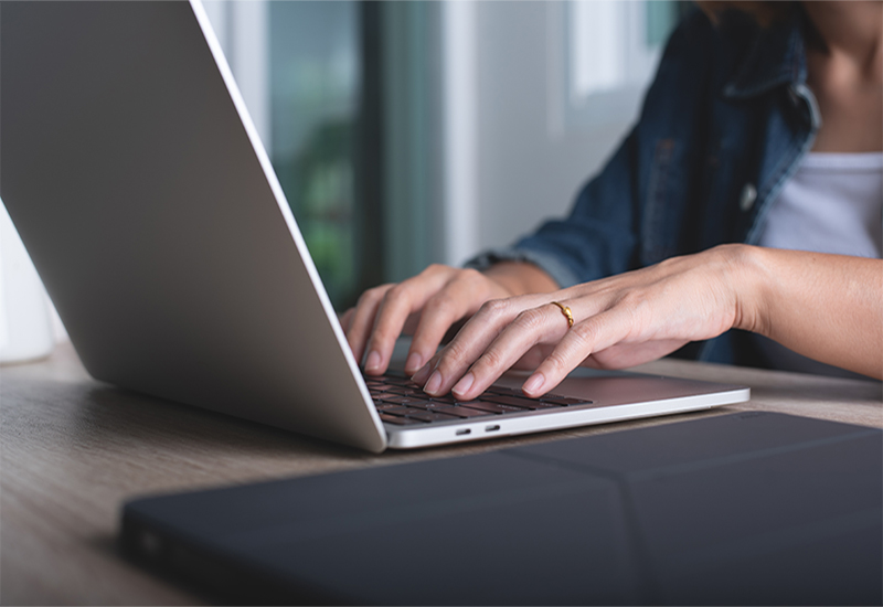 Beamten Beratung online Bild Frau am Laptop